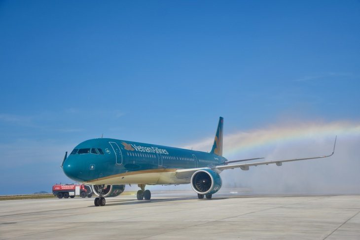 Cam Ranh đón chuyến bay thứ 300.000- Ảnh 1. Chuyến bay mang số hiệu VN-1559 là chuyến bay thứ 300.000 đến cảng hàng không quốc tế Cam Ranh - Ảnh: MINH CHIẾN