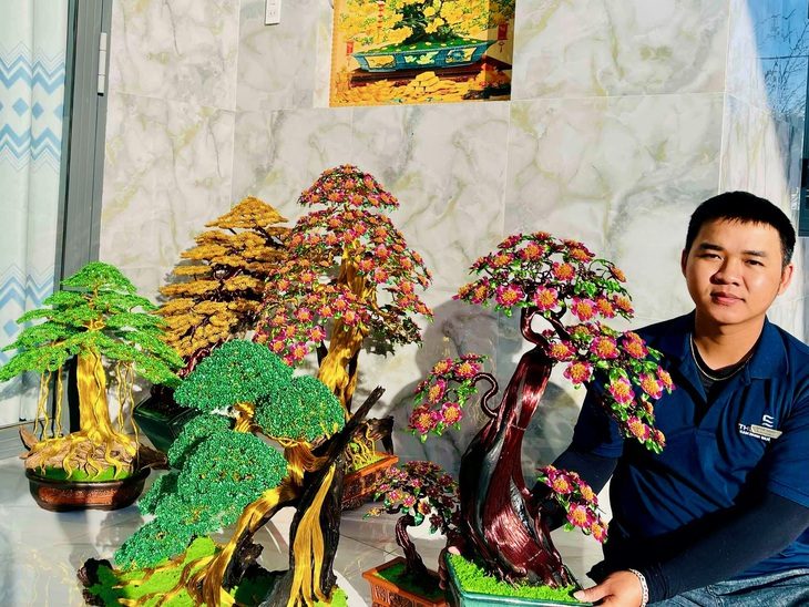 1-1777-1737532927983695576452 Bonsai dây nhôm xuống chợ Tết, đẹp hút hồn khách mua - Ảnh 1.