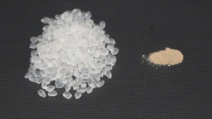 Các nhà khoa học tạo ra nhựa tự hủy, thế giới có giảm được ô nhiễm nhựa?- Ảnh 1. Bên trái là hạt nhựa Polyurethane, bên phải là bột bào tử - Ảnh: Han Sol Kim
