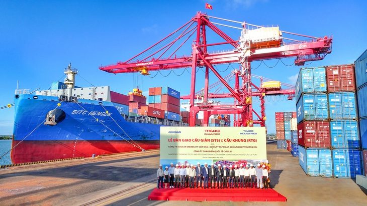 Cảng Chu Lai đưa vào vận hành hệ thống cẩu chuyên dụng- Ảnh 1. Lễ bàn giao cẩu giàn STS và cẩu khung RTG tại cảng Chu Lai
