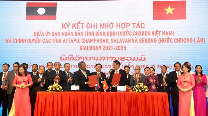 Bình Định hợp tác với Nam Lào phát triển du lịch, thương mại - Ảnh 1. Lãnh đạo UBND tỉnh Bình Định và lãnh đạo các tỉnh Nam Lào ký kết hợp tác phát triển giai đoạn 2021-2025 - Ảnh: DUY THANH