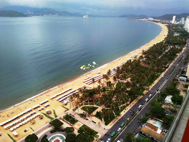 Các nhà hàng trên bãi biển Nha Trang sẽ ra sao khi qui hoạch lại? - Ảnh 1. Khu vực bãi biển ngay trung tâm TP Nha Trang ở phía đông đường Trần Phú - Ảnh: PHAN SÔNG NGÂN