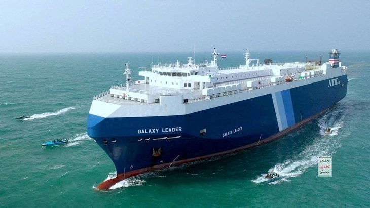 Các quốc gia EU đồng ý thực hiện sứ mệnh hải quân ở Biển Đỏ- Ảnh 1. Một tàu chở hàng bị các tàu của phiến quân Houthi vây quanh trên Biển Đỏ - Ảnh: REUTERS