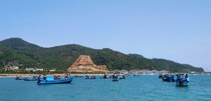 Bộ Xây dựng kiến nghị ‘không hợp thức hóa sai phạm’ quy hoạch TP Nha Trang- Ảnh 1. Khu vực núi Cô Tiên, TP Nha Trang có nhiều dự án đã được lãnh đạo tỉnh Khánh Hòa trước đây cấp phép hoặc chủ trương đầu tư trái quy hoạch chung TP Nha Trang - Ảnh: PHAN SÔNG NGÂN