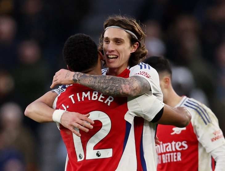 2025-01-25t164119z633721048up1el1p1acu3mrtrmadp3soccer-england-wol-ars-report-1737824035229589041449 Bị đuổi người khó hiểu, Arsenal vẫn giành 3 điểm - Ảnh 1.