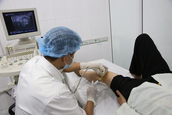Cách chống đau xương khớp khi trời lạnh- Ảnh 1. Điều trị đau xương khớp cho bệnh nhân tại Bệnh viện Đa khoa Phú Thọ
