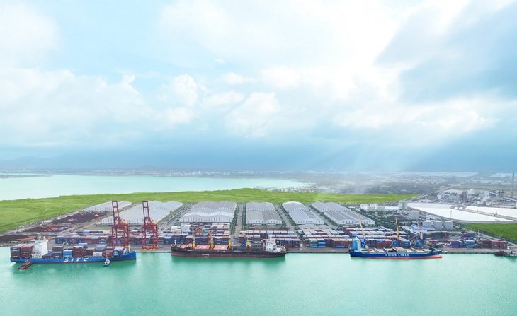3-cang-chu-lai-tiep-nhan-cac-tau-quoc-te-cap-cang-va-lam-hang-17320912645561568032550 Cảng Chu Lai mở tuyến hàng hải kết nối thị trường Mỹ - Ảnh 2.