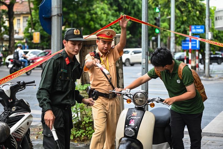 7-1733040303004602348088 Quy định mới về việc cảnh sát giao thông chào tài xế - Ảnh 1.