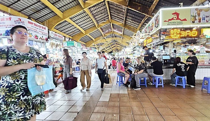 Sức hút mới cho chợ Bến Thành - Ảnh 1. Du khách tham quan, mua sắm tại chợ Bến Thành (TP.HCM) - Ảnh: NGUYỄN TRÍ