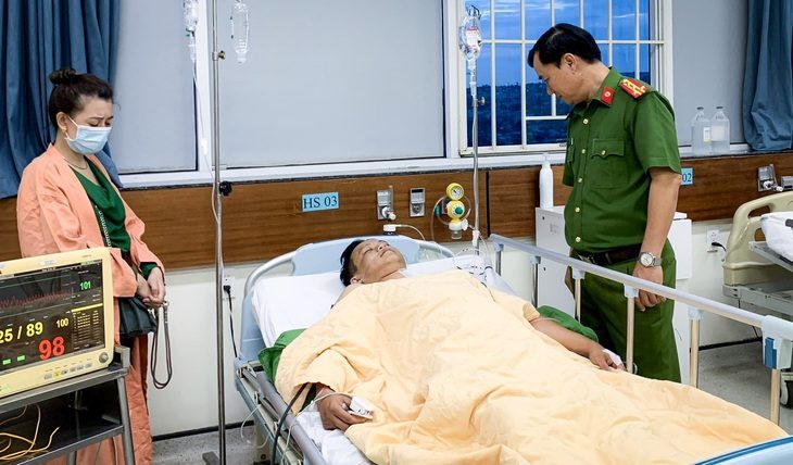 Bắt thanh niên tàng trữ ma túy đâm 2 cán bộ công an tỉnh- Ảnh 1. Đại tá Dương Văn Long - phó giám đốc Công an tỉnh Gia Lai - thăm hỏi, động viên thiếu tá Nguyễn Văn Hưng sau khi vừa trải qua ca phẫu thuật - Ảnh: Công an tỉnh Gia Lai