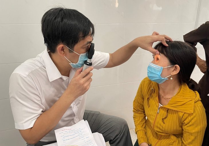 Chỉ mờ mắt, người phụ nữ phát hiện mắc bệnh lý thần kinh - Ảnh 1. Chỉ mờ mắt, người phụ nữ phát hiện mắc bệnh lý thần kinh - Ảnh 1.