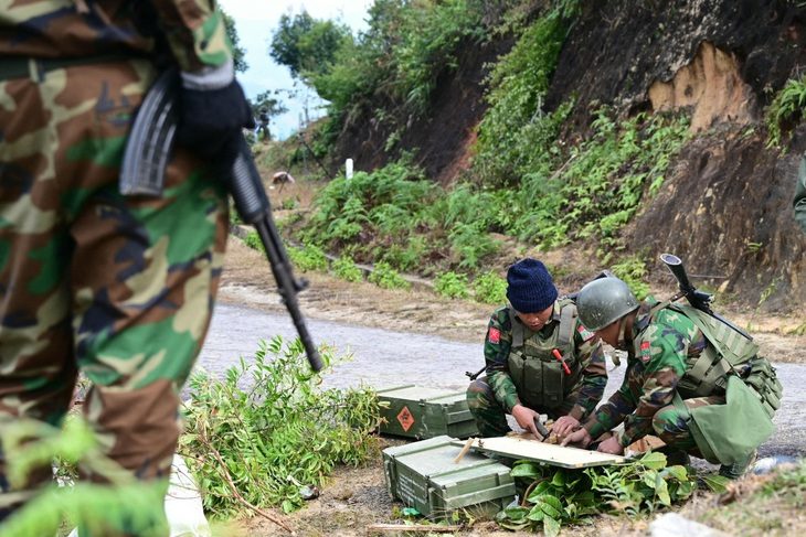 Chính quyền quân sự Myanmar mất kiểm soát một số vùng lãnh thổ rộng lớn?- Ảnh 1. Các tay súng của Quân đội Giải phóng dân tộc Ta'ang (TNLA) đang chuẩn bị vũ khí ở thị trấn Namhsan, thuộc bang Shan phía bắc Myanmar - Ảnh: AFP