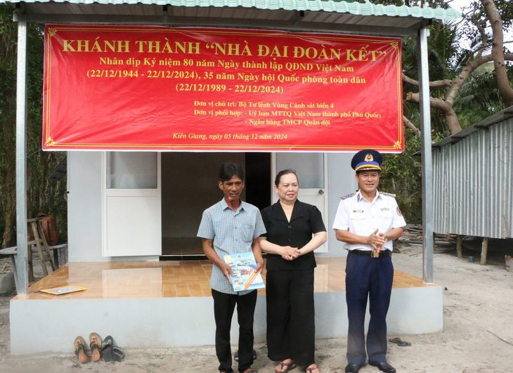anh-1-dai-ta-nguyen-thai-duong-pho-chinh-uy-bo-tu-lenh-vung-canh-sat-bien-4-tang-qua-cho-gia-dinh-ong-dang-van-cuong-1-1733387103474386273362 Cảnh sát biển trao nhà đại đoàn kết cho người nghèo ở Phú Quốc - Ảnh 1.