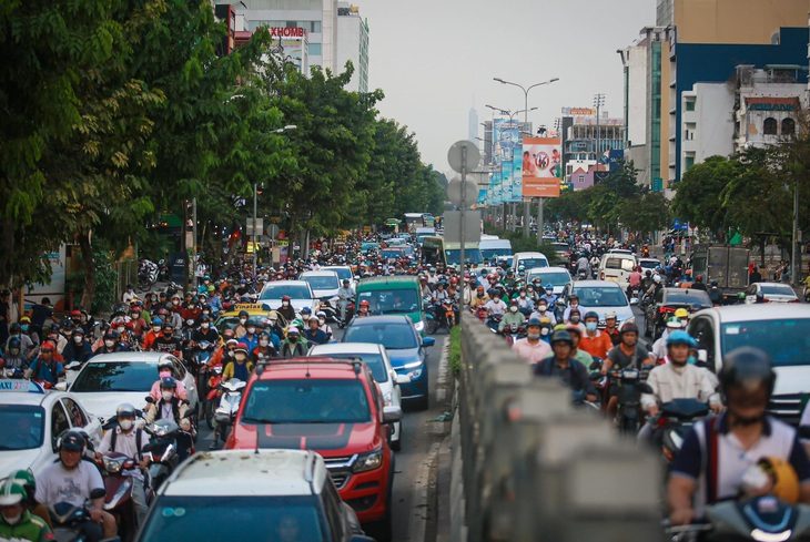 Cả năm 2023, TP.HCM có hơn 4.400 vụ ùn ứ giao thông tại 24 điểm nóng kẹt xe- Ảnh 1. Dòng xe ùn ứ tại đường Cộng Hòa, TP.HCM - Ảnh: CHÂU TUẤN