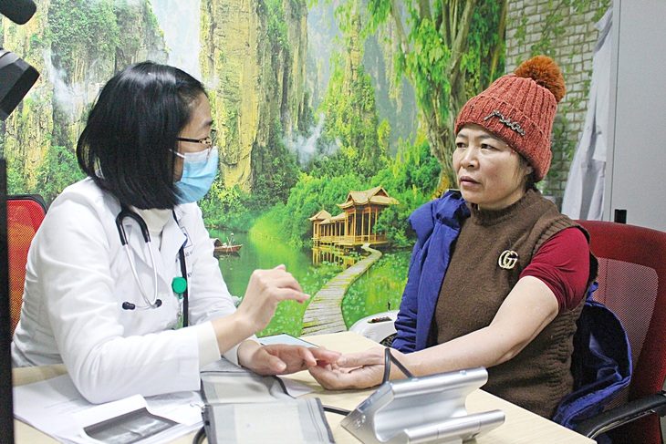 Bác sĩ Hà Thị Vân thăm khám cho bệnh nhân tại Bệnh viện Lão khoa trung ương - Ảnh: DƯƠNG LIỄU Bác sĩ Hà Thị Vân thăm khám cho bệnh nhân tại Bệnh viện Lão khoa trung ương - Ảnh: DƯƠNG LIỄU