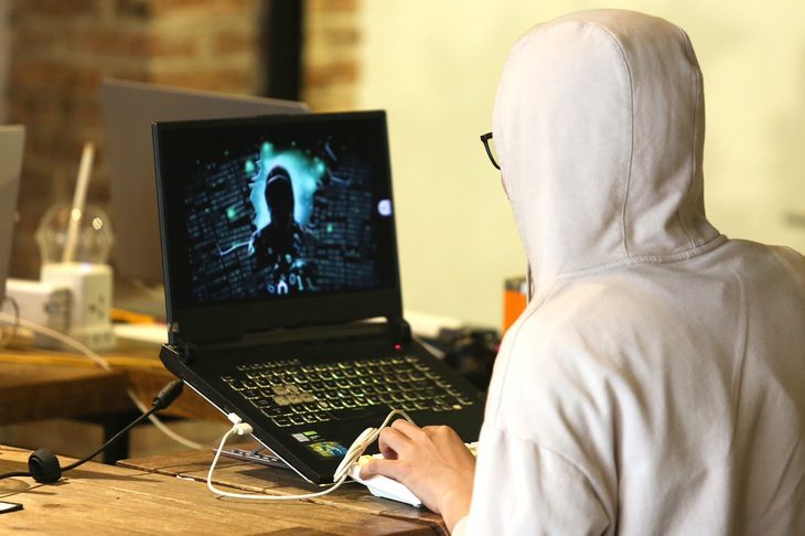 Hacker có nhiều thủ đoạn tinh vi để xâm nhập tài khoản ngân hàng, mạng xã hội của người dùng - Ảnh: PHƯƠNG QUYÊN Hacker có nhiều thủ đoạn tinh vi để xâm nhập tài khoản ngân hàng, mạng xã hội của người dùng - Ảnh: PHƯƠNG QUYÊN