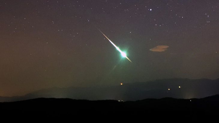 Chờ đón 2 mưa sao băng trong tháng 11 - Ảnh 1. Mưa sao băng Taurids trên bầu trời Slovenia năm 2015 - Ảnh: SHUTTERSTOCK