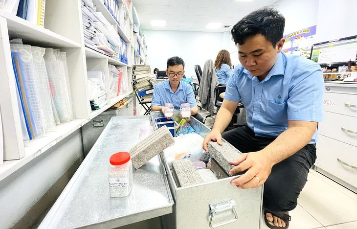 Biến rác thành tài nguyên nhờ phân loại tại nguồn- Ảnh 1. Một số gạch làm từ tro xỉ của việc đốt rác đang được Công ty TNHH MTV Môi trường đô thị TP.HCM sản xuất để phục vụ nội bộ, về lâu dài sẽ xin cấp phép sử dụng rộng rãi - Ảnh: LÊ PHAN