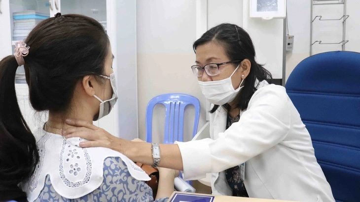 Bướu tuyến giáp lành tính, 3 năm sau bất ngờ thành ung thư- Ảnh 1. Bác sĩ Đặng Thanh Hồng - khoa nội 1 Bệnh viện Ung bướu (TP.HCM) - thăm khám một trường hợp có nhân tuyến giáp - Ảnh: XUÂN MAI