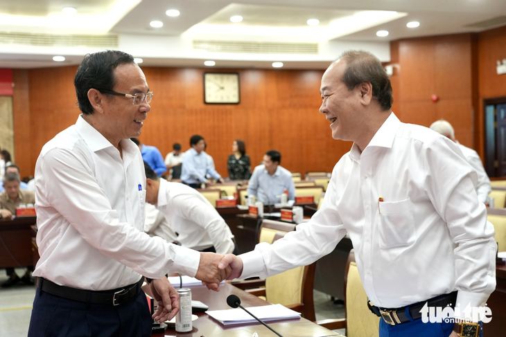 Bí thư Nguyễn Văn Nên: TP.HCM vào ‘chiến dịch’ thực hiện nghị quyết đột phá - Ảnh 1. Bí thư Thành ủy TP.HCM Nguyễn Văn Nên (trái) gặp gỡ, trò chuyện cùng các đại biểu tham dự hội nghị - Ảnh: HỮU HẠNH