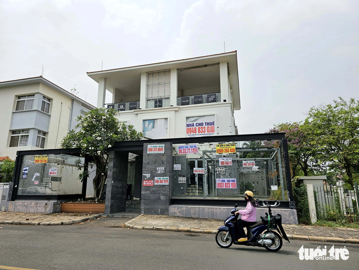 Một căn biệt thự đang được rao bán tại TP.HCM - Ảnh: NGỌC HIỂN Một căn biệt thự đang được rao bán tại TP.HCM - Ảnh: NGỌC HIỂN