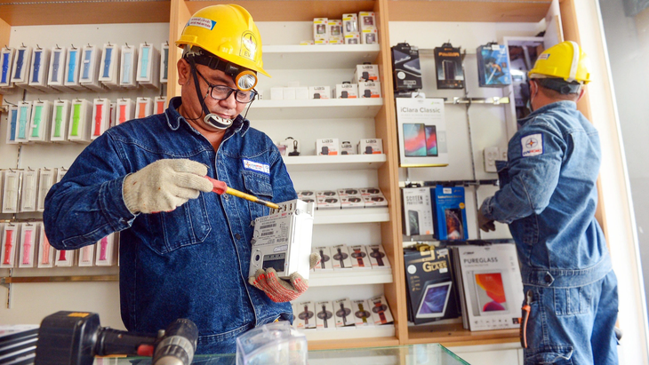 Chốt chỉ số điện cuối tháng: Sẽ thuận lợi hơn trong điều chỉnh giá? - Ảnh 1. Nhân viên Công ty Điện lực Sài Gòn thay điện kế cho khách hàng ở quận 3, TP.HCM - Ảnh: QUANG ĐỊNH