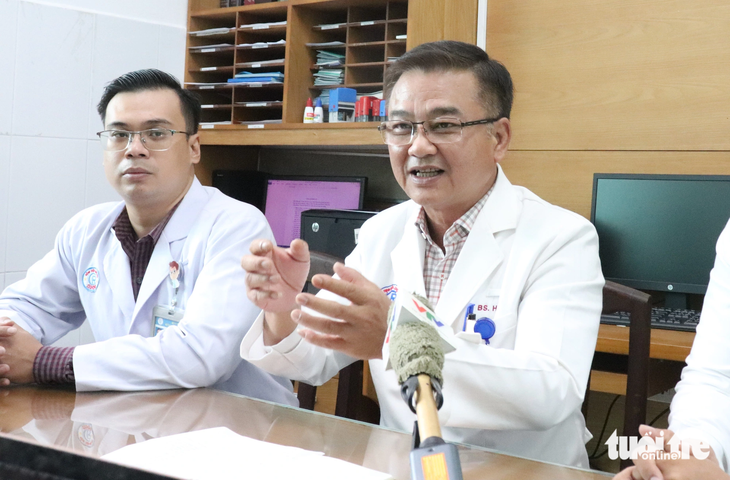 Người đàn ông ngộ độc sữa xuất viện, bác sĩ 'khoanh vùng' các chất độc - Ảnh 1. TS Lê Quốc Hùng - trưởng khoa bệnh nhiệt đới Bệnh viện Chợ Rẫy (TP.HCM) chia sẻ quá trình điều trị bệnh nhân bị ngộ độc sau khi uống sữa ở Tiền Giang - Ảnh: XUÂN MAI