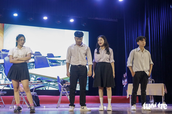 Câu lạc bộ sân khấu X - Drama diễn tiết mục kịch bạo lực học đường trong chương trình Thanh âm chữa lành - Ảnh: HỒ LAM Câu lạc bộ sân khấu X - Drama diễn tiết mục kịch bạo lực học đường trong chương trình Thanh âm chữa lành - Ảnh: HỒ LAM