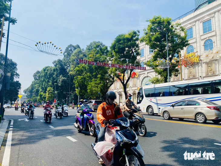 Cấm xe nhiều đường quận 1 TP.HCM vào cuối tuần- Ảnh 1. TP.HCM điều chỉnh giao thông nhiều tuyến đường quận 1 trong hai ngày cuối tuần (9 và 10-12). Người dân đi lại chú ý để đảm bảo an toàn giao thông - Ảnh: THU DUNG