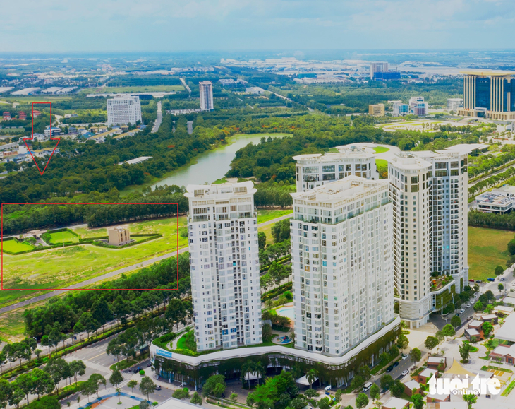 Dự án 18,9ha tại thành phố mới Bình Dương vừa được chuyển nhượng cho doanh nghiệp Singapore (trong khoanh màu đỏ) đã được đầu tư một số hạ tầng và nhà mẫu. Đối diện là các tòa nhà chung cư của nhà đầu tư Nhật Bản đã hoạt động - Ảnh: B.S. Dự án 18,9ha nằm trên đường vào trung tâm hành chính tỉnh Bình Dương vừa được chuyển nhượng cho doanh nghiệp Singapore (trong khoanh màu đỏ), đã được đầu tư một số hạ tầng và nhà mẫu. Đối diện là các tòa nhà chung cư của nhà đầu tư Nhật Bản đã hoạt động - Ảnh: B.S.