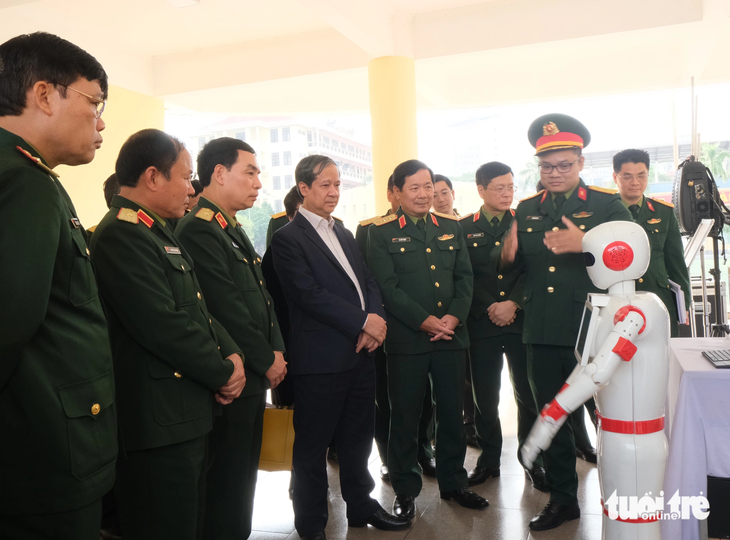 Bộ trưởng Nguyễn Kim Sơn mong muốn các trường đại học quân đội đi đầu về đào tạo nhân lực công nghệ- Ảnh 1. Bộ trưởng Nguyễn Kim Sơn và Thượng tướng Lê Huy Vịnh tới thăm, kiểm tra khu trưng bày các đề tài nghiên cứu khoa học, sáng kiến cải tiến kỹ thuật, sản phẩm nghiên cứu khoa học tiêu biểu của Học viện Kỹ thuật quân sự - Ảnh: HÀ THANH