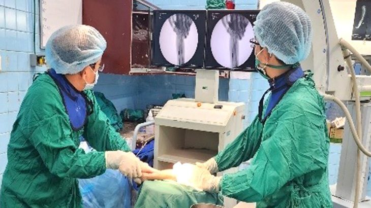 Cảnh báo trẻ bị tai nạn gia tăng- Ảnh 1. Các bác sĩ Bệnh viện Chấn thương chỉnh hình nối lại cánh tay cho một bé gái 5 tuổi - Ảnh: BVCC