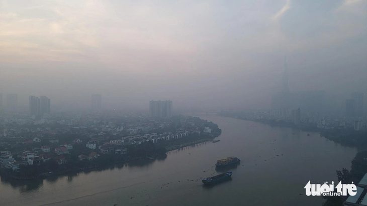 Bụi mịn ở TP.HCM vượt chuẩn, cảnh báo hàng loạt bất lợi tác động sức khỏe- Ảnh 1. TP.HCM những ngày gần đây có lớp mù khá dày. Lớp mù này có chứa bụi mịn, bụi lơ lửng - Ảnh: QUANG ĐỊNH