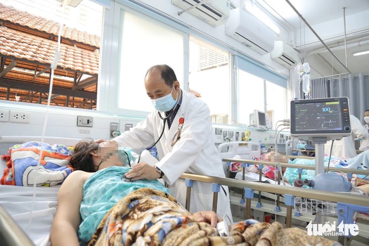 Bệnh viện 115 TP.HCM cấp cứu hơn 300 người đột quỵ trong 7 ngày Tết- Ảnh 1. Bệnh nhân đột quỵ điều trị tại khoa bệnh lý mạch máu não Bệnh viện Nhân dân 115 (TP.HCM) - Ảnh: PHƯƠNG QUYÊN