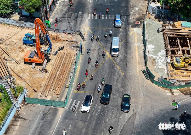 Bó hẹp đường Trần Quốc Hoàn để làm hầm chui- Ảnh 1. Đến ngày 28-2, rào chắn đường Trần Quốc Hoàn (đoạn giao đường Phan Thúc Duyện, quận Tân Bình, TP.HCM) đã cơ bản được mở rộng - Ảnh: CHÂU TUẤN