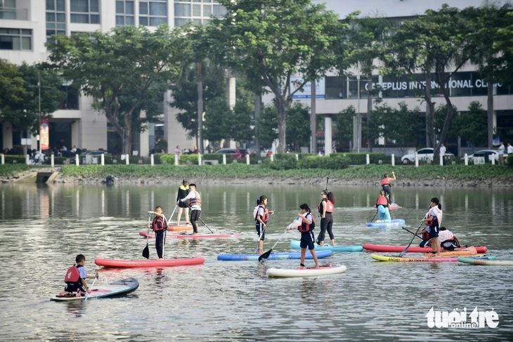 Chuẩn bị Lễ hội sông nước TP.HCM 2024- Ảnh 1. Lễ hội sông nước TP.HCM 2023 đã thu hút người dân thành phố thông qua nhiều hoạt động cộng đồng - Ảnh: QUANG ĐỊNH