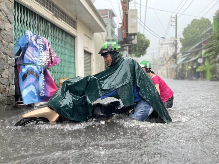 Chống ngập: Đừng dùng giải pháp xoay vòng nâng đường, nâng hẻm, nâng nhà- Ảnh 1. Ngập sâu ở khu vực Thủ Đức sau cơn mưa lớn ngày 15-5 - Ảnh: LÊ PHAN