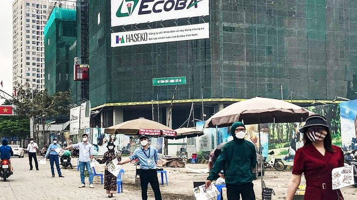 Chính sách không nhanh, giá nhà đất bị 'thổi' sẽ thành giá thật- Ảnh 1. Nhân viên môi giới nhà đất xuống đường mời chào khách hàng mua chung cư tại một dự án đang mở bán ở huyện Hoài Đức, Hà Nội - Ảnh: QUANG THẾ