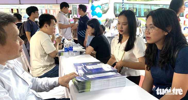 Bị buộc kiểm tra về quy chế tuyển sinh, nhiều giảng viên Trường ĐH Bách khoa phản ứng- Ảnh 1. Giảng viên Trường đại học Bách khoa TP.HCM tham gia tư vấn tuyển sinh cho học sinh, phụ huynh trong Ngày hội tư vấn tuyển sinh - hướng nghiệp 2024 do báo Tuổi Trẻ phối hợp các đơn vị tổ chức - Ảnh: TRẦN HUỲNH