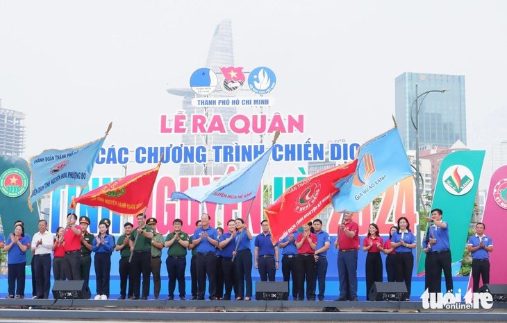 Chiến sĩ tình nguyện hè TP.HCM 2024 chính thức ra quân- Ảnh 1. Lễ ra quân các chương trình, chiến dịch tình nguyện hè 2024 tại công viên bờ sông Sài Gòn (TP Thủ Đức) - Ảnh: KIM ANH