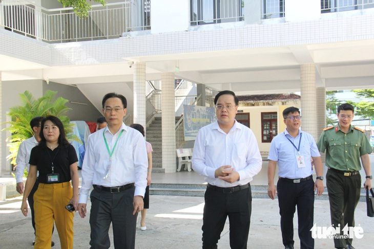 'Cần nhắc thí sinh làm lộ đề thi tốt nghiệp là vi phạm hình sự'- Ảnh 1. Thứ trưởng Bộ Giáo dục và Đào tạo Hoàng Minh Sơn (thứ 2 từ trái) kiểm tra công tác chuẩn bị thi tốt nghiệp THPT 2024 tại điểm thi Trường THPT Hoàng Hoa Thám, Đà Nẵng - Ảnh: ĐOÀN NHẠN