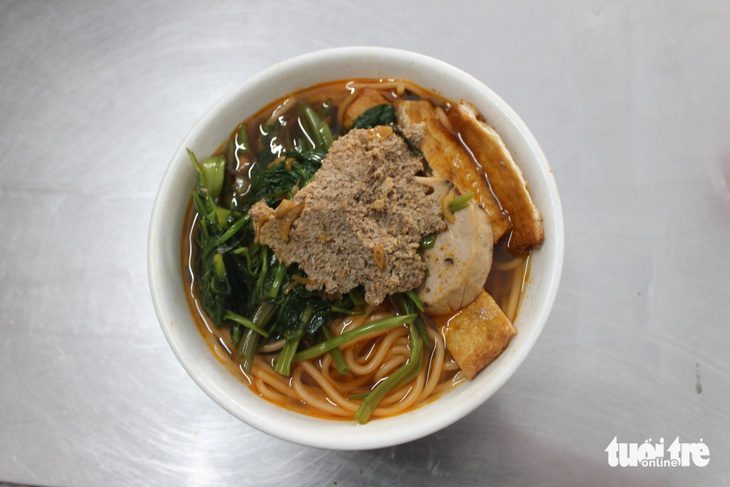Canh bún cô Chi, nồi bún nuôi 7 miệng ăn, làm gì có chuyện bán vì đam mê- Ảnh 1. Cận cảnh tô canh bún cô Chi giá 30.000 đồng, riêu cua đầy ắp, chả Huế cắt dày - Ảnh: TÔ CƯỜNG