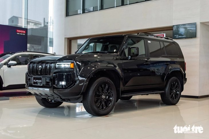 base64-1729477747057499715589 Bùng nổ tranh cãi Toyota Prado 2024 kèm 'lạc' giá tới gần 4,5 tỉ đồng, CĐM thi nhau mổ xẻ lý do - Ảnh 1.