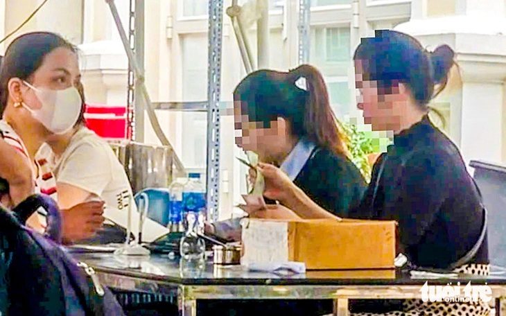 Bát nháo khám sức khỏe để đi nước ngoài: Không phiếu thu, đóng tiền vào tài khoản cá nhân - Ảnh 1. Bát nháo khám sức khỏe để đi nước ngoài: Không phiếu thu, đóng tiền vào tài khoản cá nhân - Ảnh 1.
