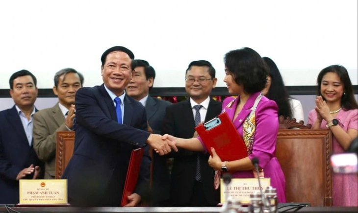 Bình Định bắt tay cùng Vingroup hợp tác về chuyển đổi xanh trong giao thông - Ảnh 1. Bình Định bắt tay Vingroup về chuyển đổi xanh trong giao thông - Ảnh 1.
