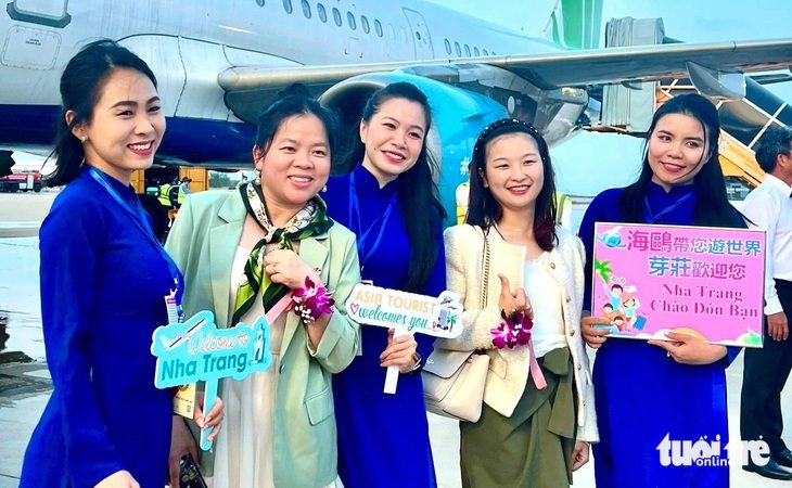 Các chuyến bay thuê bao từ Trung Quốc đến Khánh Hòa tăng mạnh - Ảnh 1. Các chuyến bay từ Trung Quốc đến Khánh Hòa tăng mạnh - Ảnh 1.