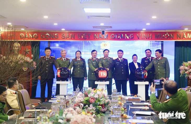base64-1737105614722704040551 Bộ Công an khai trương trang đấu giá tài sản vi phạm hành chính bị tịch thu - Ảnh 1.