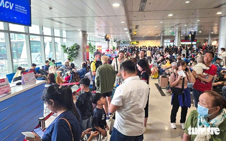 Bay Tết, khách mua bảo hiểm trễ chuyến được bồi thường ra sao? - Ảnh 1. Bay Tết, khách mua bảo hiểm trễ chuyến được bồi thường ra sao? - Ảnh 1.