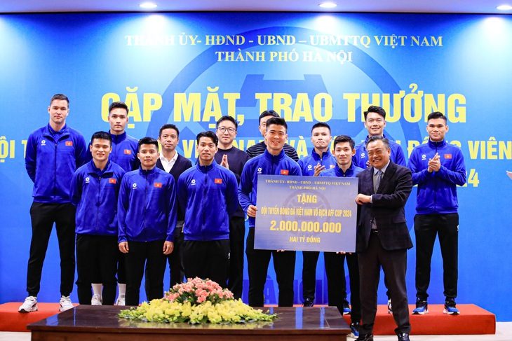 Bầu Hiển thưởng 4,4 tỉ đồng cho cầu thủ CLB Hà Nội và Công An Hà Nội - Ảnh 1. Bầu Hiển thưởng 4,4 tỉ đồng cho cầu thủ CLB Hà Nội và Công An Hà Nội - Ảnh 1.