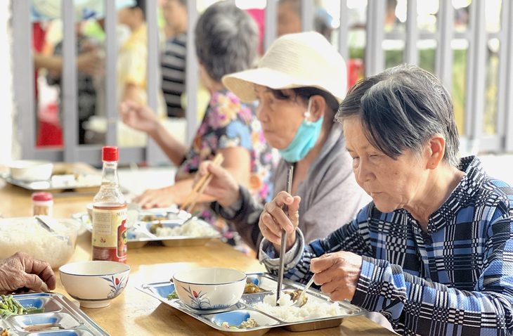 Bữa cơm ngon và giúp những người khó khăn tiết kiệm được vài chục ngàn đồng - Ảnh: XUÂN ĐOÀN Bếp cơm nghĩa tình phục vụ tận bàn, đổi món mỗi ngày- Ảnh 1.